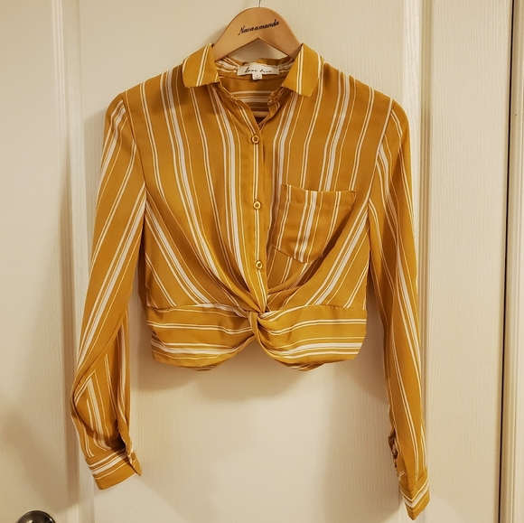 🎉3/$39 LOVE TREE Twist Front Blouse - Picture 2 of 12